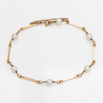 A 14K gold and cultured pearls bracelet.