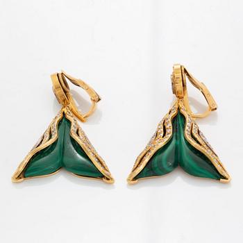 An 18K gold and malachite brooch and pair of earrings set with round brilliant-cut diamonds.