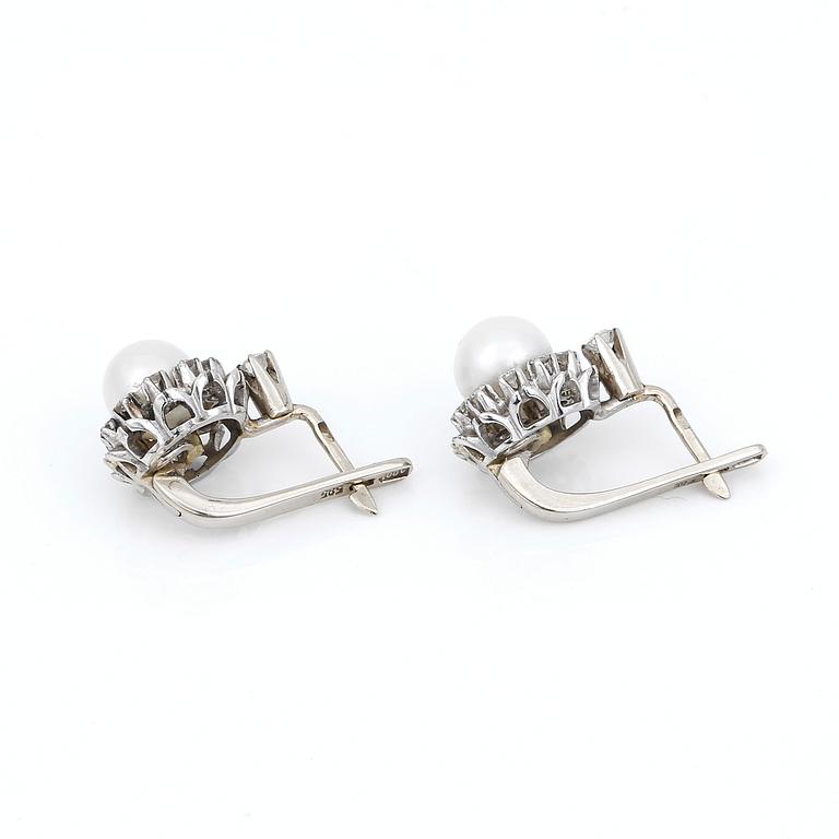 ÖRHÄNGEN, ett par, guld 14 resp 18K, odlade saltvattenspärlor samt diamanter totalt ca 0.46 ct. Tot ca 5 gram.