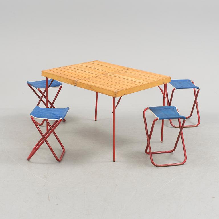 A Swedish 1950´s camping table and four chairs in a wooden box.