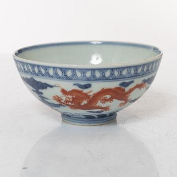 A Chinese 'dragon' bowl, porcelain, late Qing dynasty.