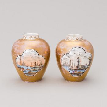 A pair of porcelain urns, Meissen / Augustus Rex, 1800s.