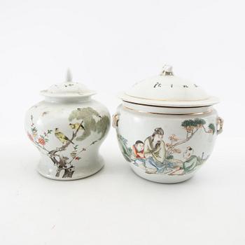 Lock urns 3 pcs and bowl with lid China 20th century porcelain.