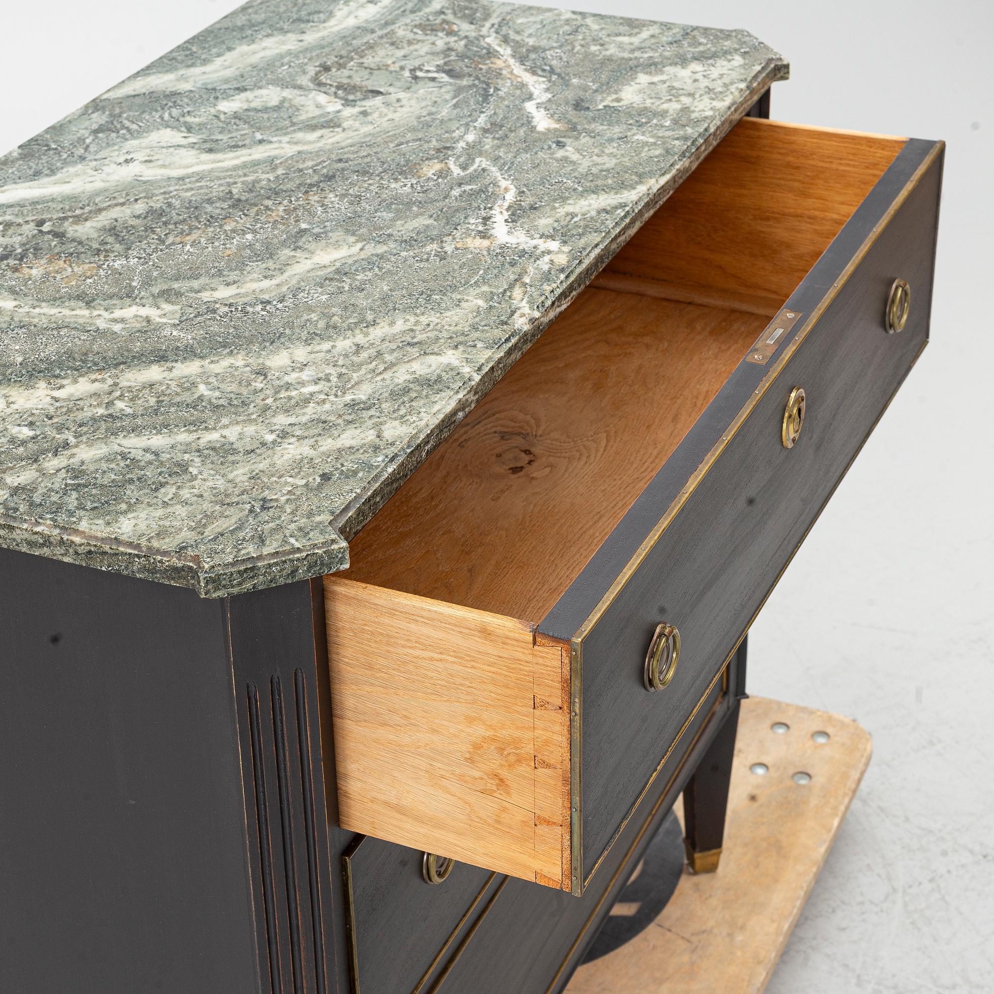 Chest of drawers, Gustavian style, 20th century.