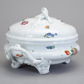 TERRIN MED LOCK, porslin, Nymphenburg, 1900-talets första hälft.