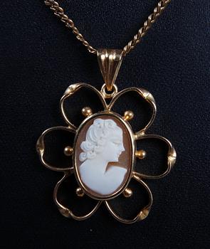 CAMÉ MED HALSKEDJA, guld 18K, bl a 1947, totalvikt 13,4.