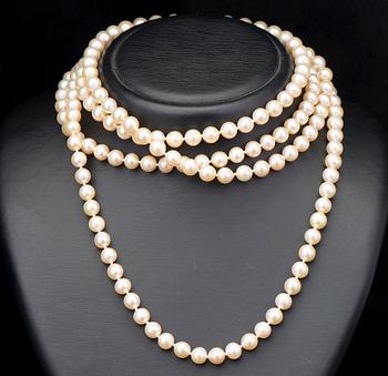 A PEARL NECKLACE, cultured pearls, clasp 14K gold with 8/8 cut diamonds.