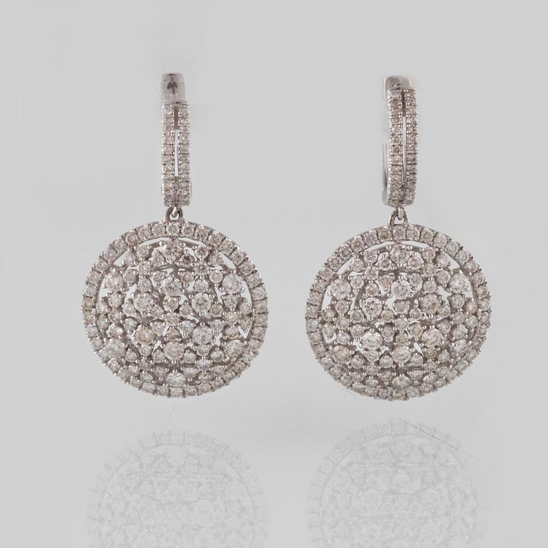 ÖRHÄNGEN, 18K vitguld med 258 briljantslipade diamanter 3.42 ct. Vikt 9,9 gram.