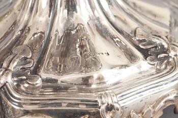 SOCKERSKÅLAR PÅ FOT, ett par. Silver, nyrokoko. Gustaf Möllenborg. Stockholm 1851. Vikt tot ca 1400 g.