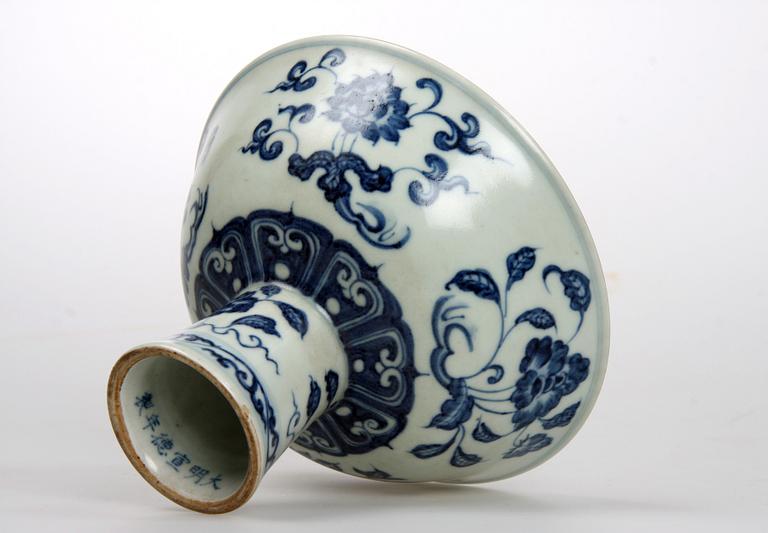 VINOFFERKÄRL, 3 st, porslin, Kina. 1900-tal.