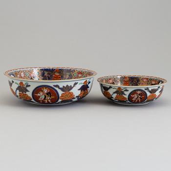 Two imari porcelain bowls, Japan, 20th century.