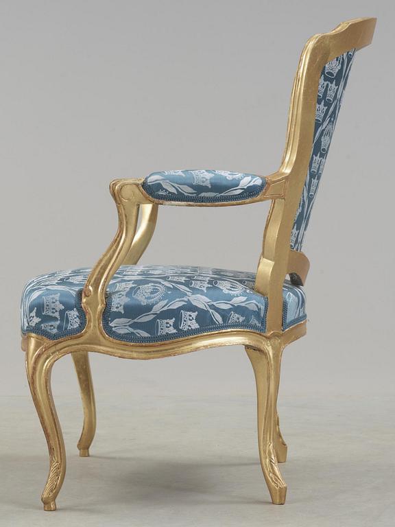KARMSTOL. Stockholmsarbete, 1700-tal. Rokoko. Med kronprins Gustavs (III) ägarmärkning.