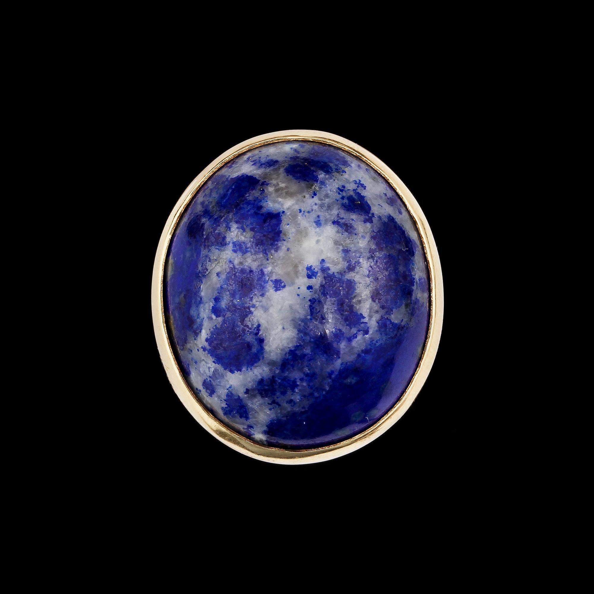 RING, 18k guld samt cabochonslipad lapis med kvartsit, Cecilia K I Johansson, Göteborg, 1970. Vikt 14 g.