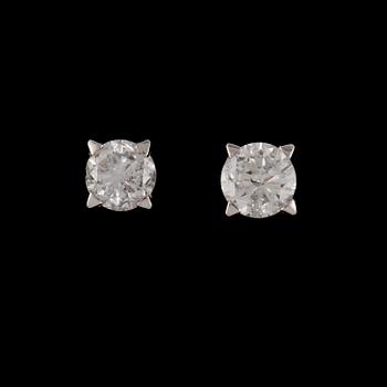ÖRHÄNGEN, ett par, 18k vitguld med briljantslipade diamanter, totalt ca 1.05 ct. Vikt 2 g.