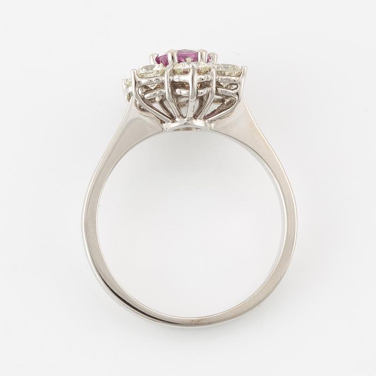 Ring in 14K gold with a pink faceted sapphire and round brilliant-cut diamonds.