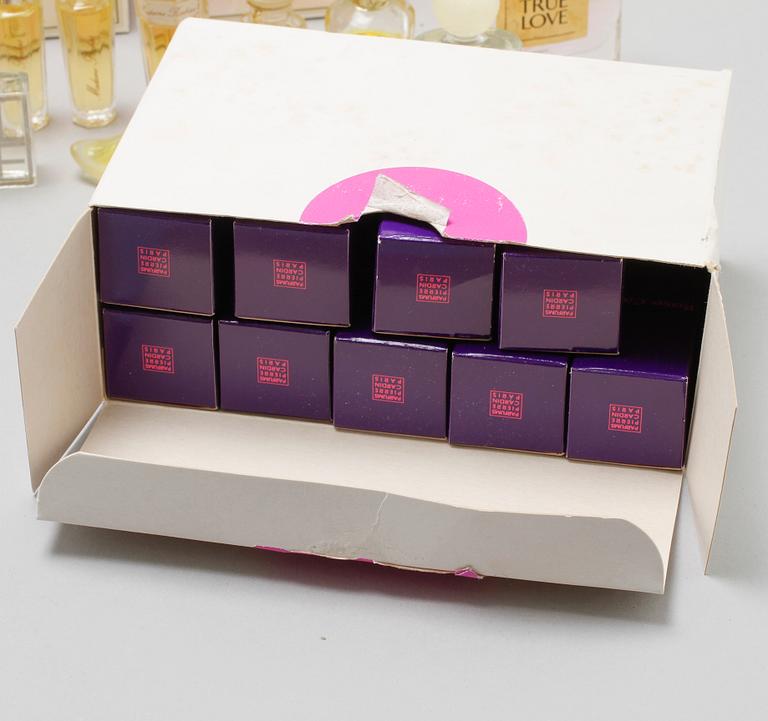 62 pieces of perfume samples.