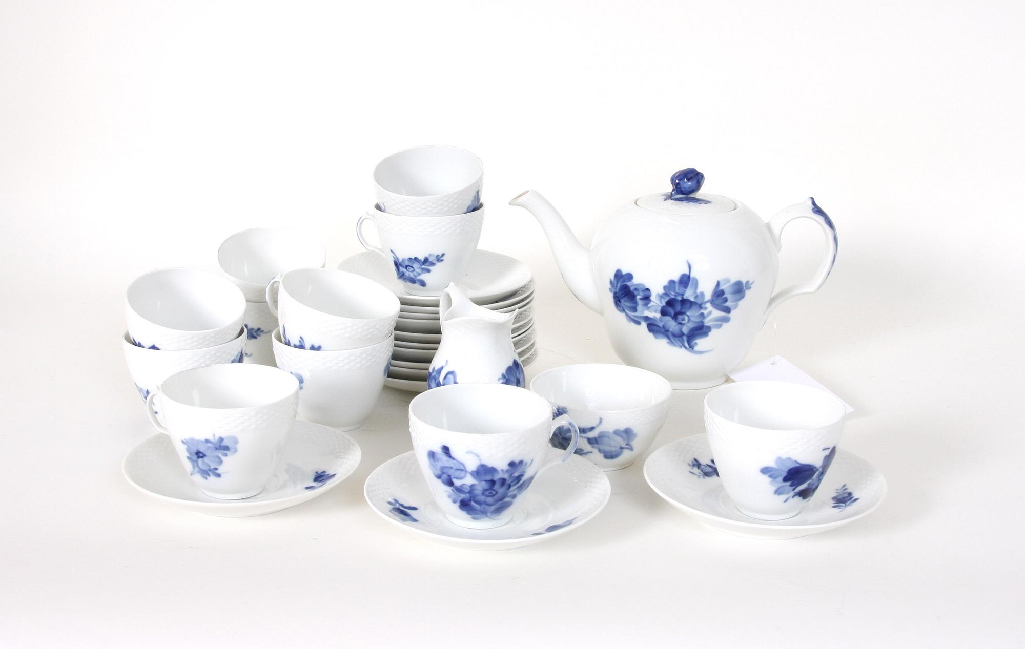 TE- OCH KAFFESERVISDELAR, 13 st, "Blå Blomst", Kongl Dansk.