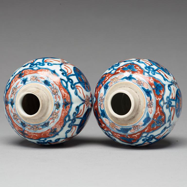 A pair of imari tea caddies, Qing dynasty, Kangxi (1662-1722).