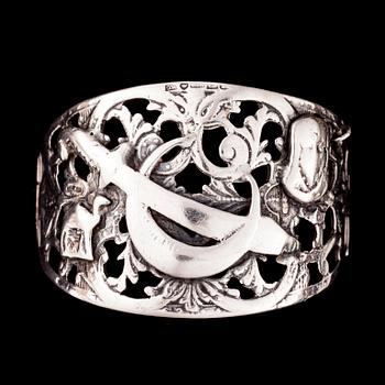 ARMRING, österländskt silver, 1800/1900-talets slut. Importstämpel OW Helsingfors. Vikt 57,4 g.