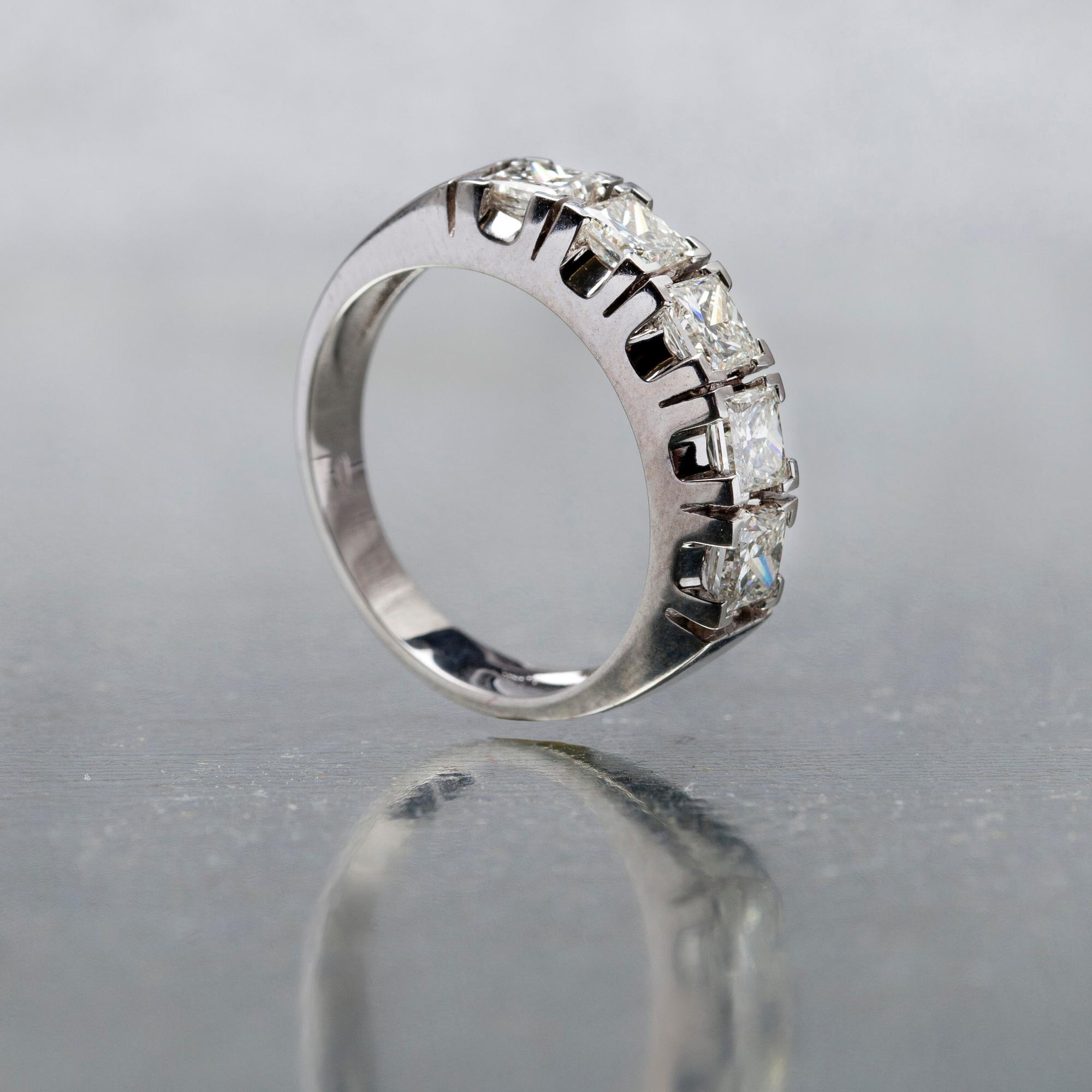 RING, vitguld 14K, 5 st princesslipade diamanter, tot. 1,63 ct. Paino 4,45 g.