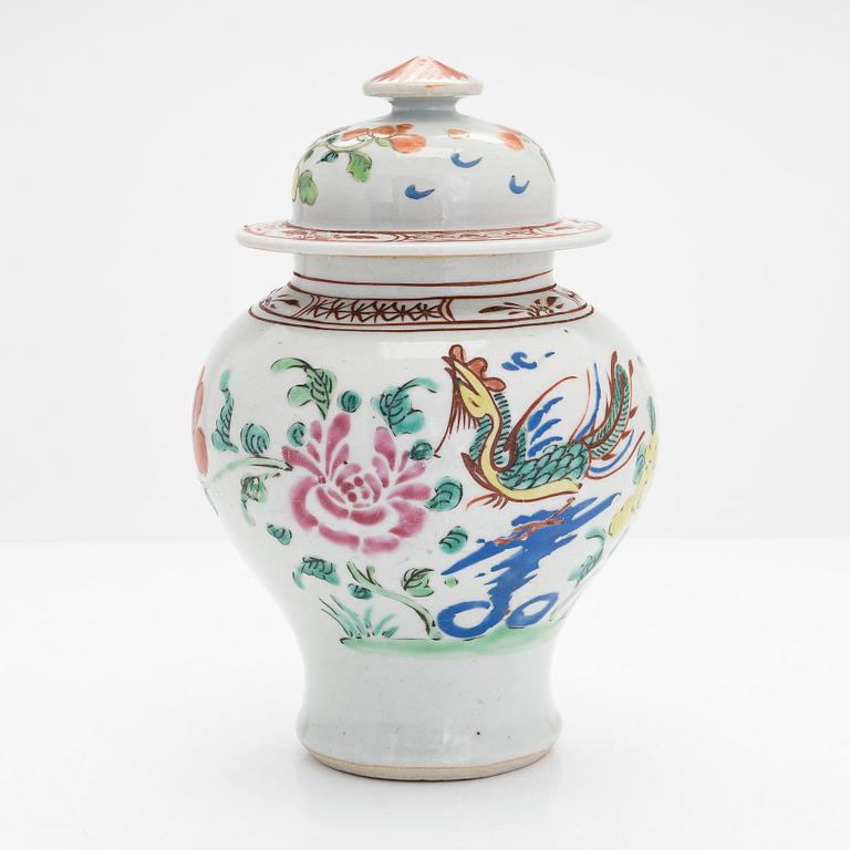 A lidded porcelain urn, China 18th century.