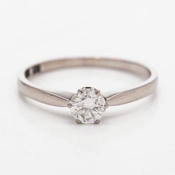 W.A. Bolin, sormus, 18K valkokultaa ja briljanttihiottu timantti.