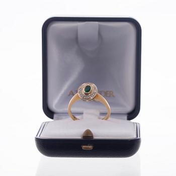 RING, 18K guld, smaragd, briljantslipade diamanter. 1992. Vikt ca 3,9 g.