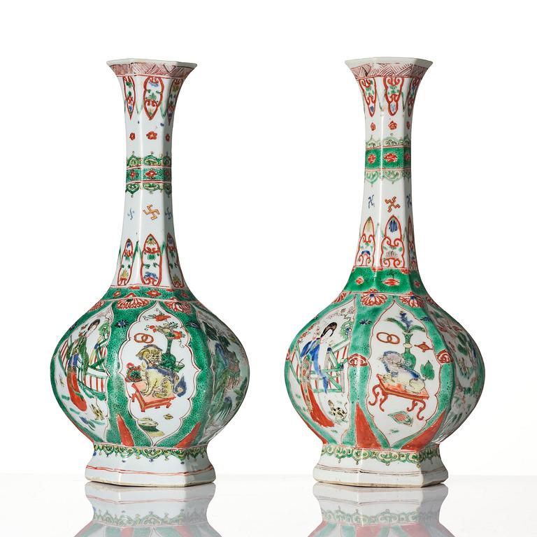 A pair of famille verte octagonal vases, Qing dynasty, Kangxi (1662-1722).