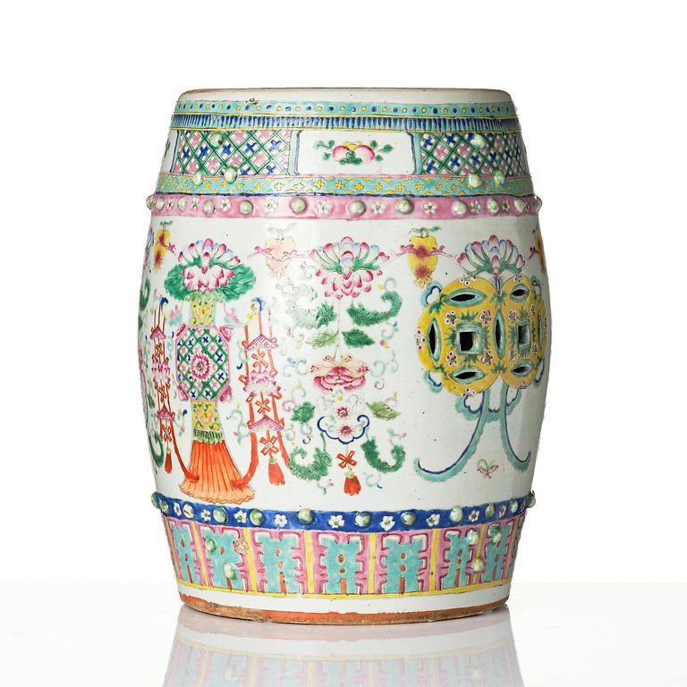 A famille rose garden seat, Qing dynasty, 19th century.