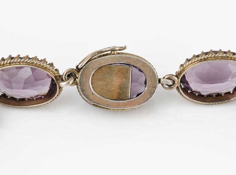 COLLIER, förgyllt silver samt fasettslipade ametister. Vikt 44,9 gram.