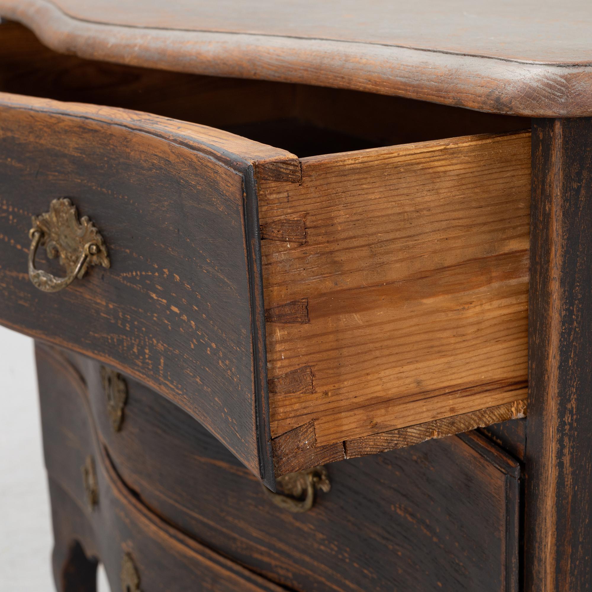 A late Baroque chest of drawers, 18th century.