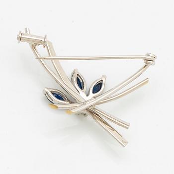 Brooch 18K whitegold 3 sapphires and 1 brilliant-cut diamond, approx 4 x 2 cm.