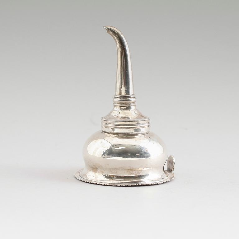 VINSIL, silver, London 1828. Vikt ca 93 gram.