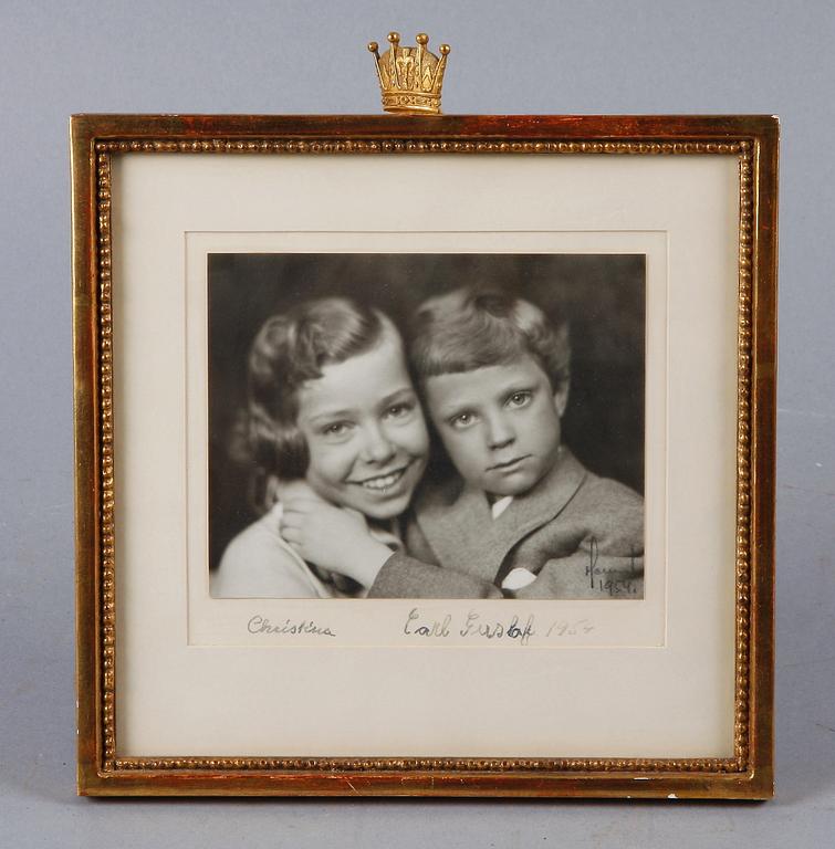 KUNGLIGT FOTOGRAFI, Kronprins Carl Gustaf och Prinsessan Christina, egenhändigt sign o dat 1954.