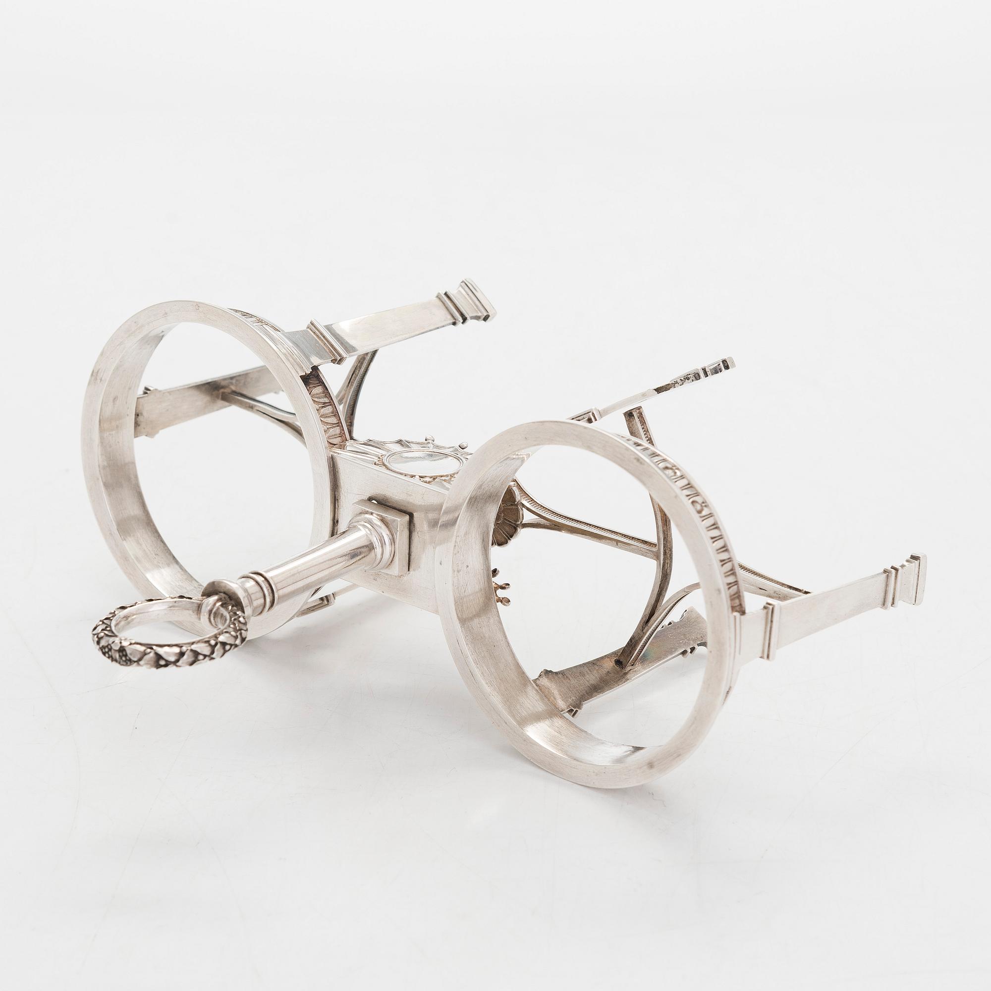 Bordssurtout samt ett par behållare, silver, Paris 1819-38. Empir.