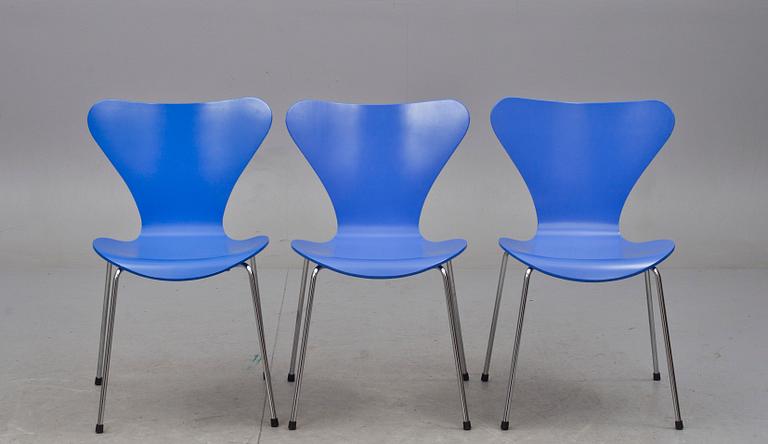 STOLAR, 6 st, "Sjuan", Arne Jacobsen för Fritz Hansen, etikettmärkta, 1999.