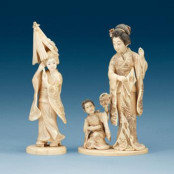 1602. OKIMONOS, två stycken, elfenben. Japan, tidigt 1900-tal.
