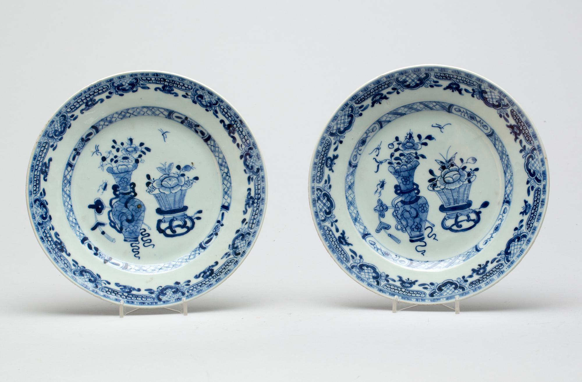 TALLRIKAR, ett par, porslin, Kina, Qianlong (1736-95).