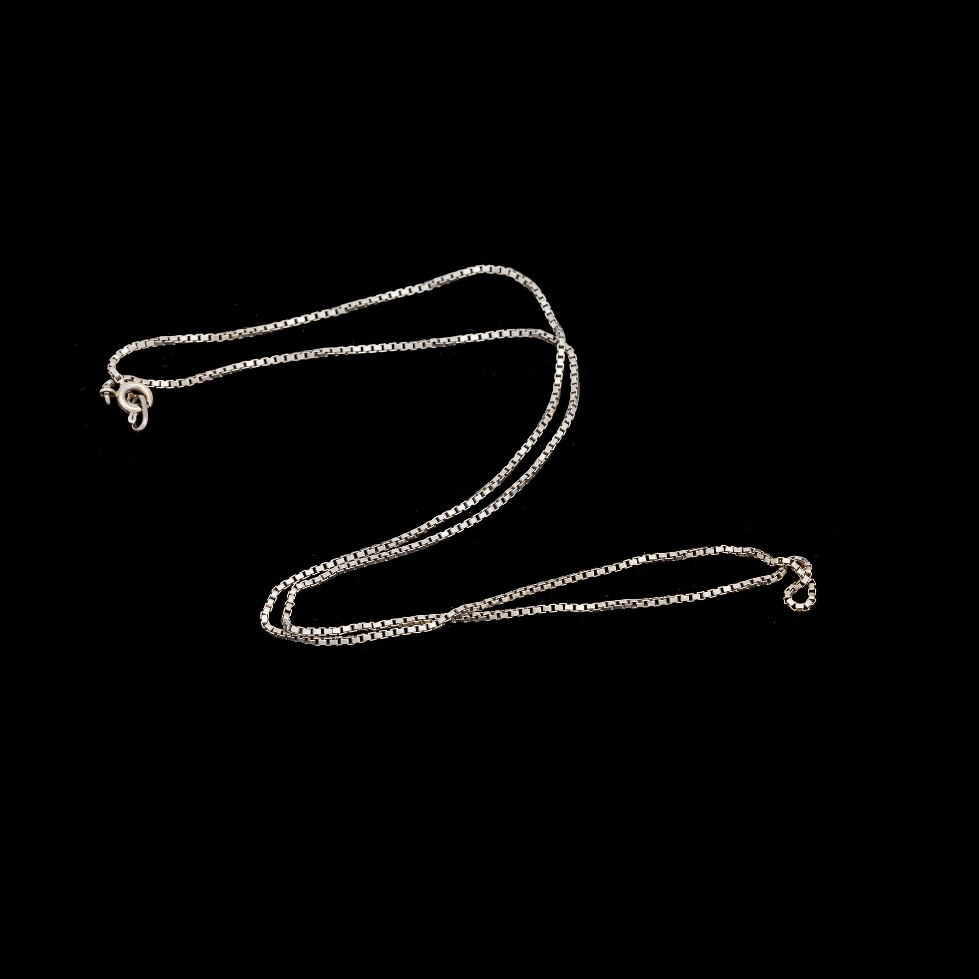 RINGAR, 3 st, samt KEDJA, 18k vitguld med briljantslipade diamanter, bl a 1969. Tot ca 20 g.