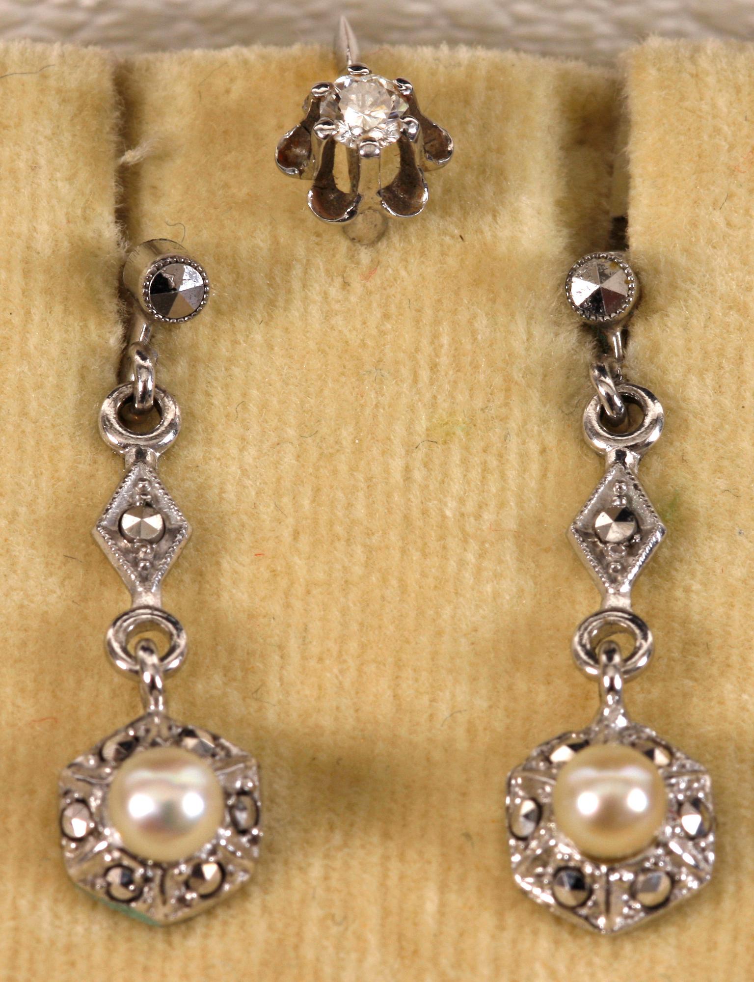 ÖRHÄNGEN, ett par, samt ÖRHÄNGE, silver resp. vitguld, pärlor o briljant.