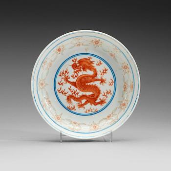 621. A blue and white and iron red dragon dish, late Qingdynasty with Yongzhengs six characters mark.