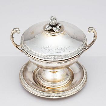 Karl Anderson, skål med lock, på fat, silver, Stockholm 1911. Gåva från Drottning Sofia.