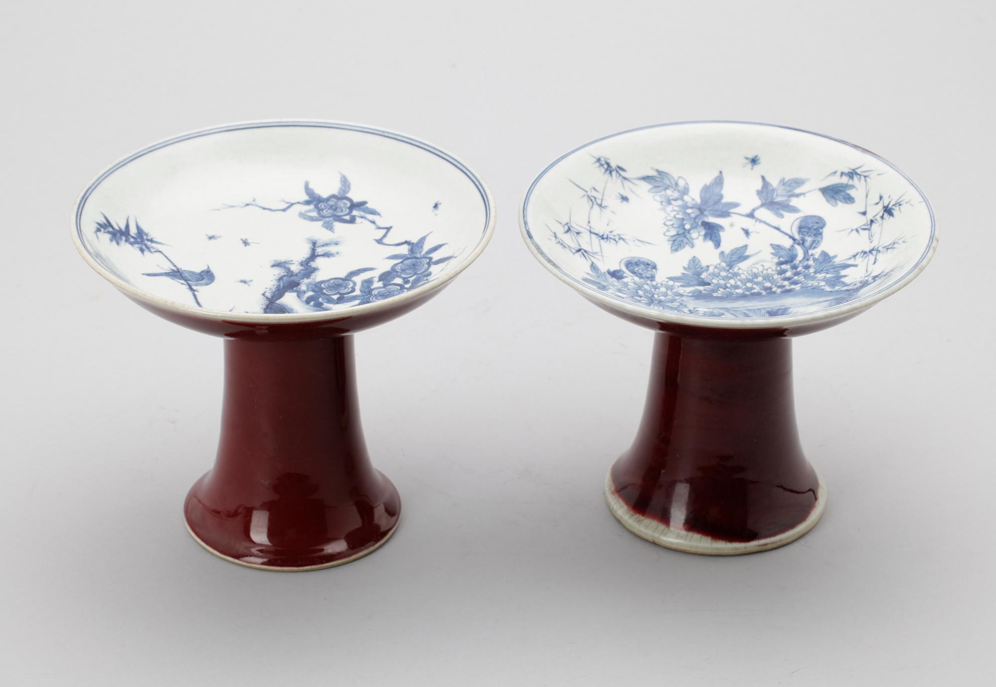 SKÅLAR PÅ FOT, ett par, porslin, Kina, 1900-talets slut.