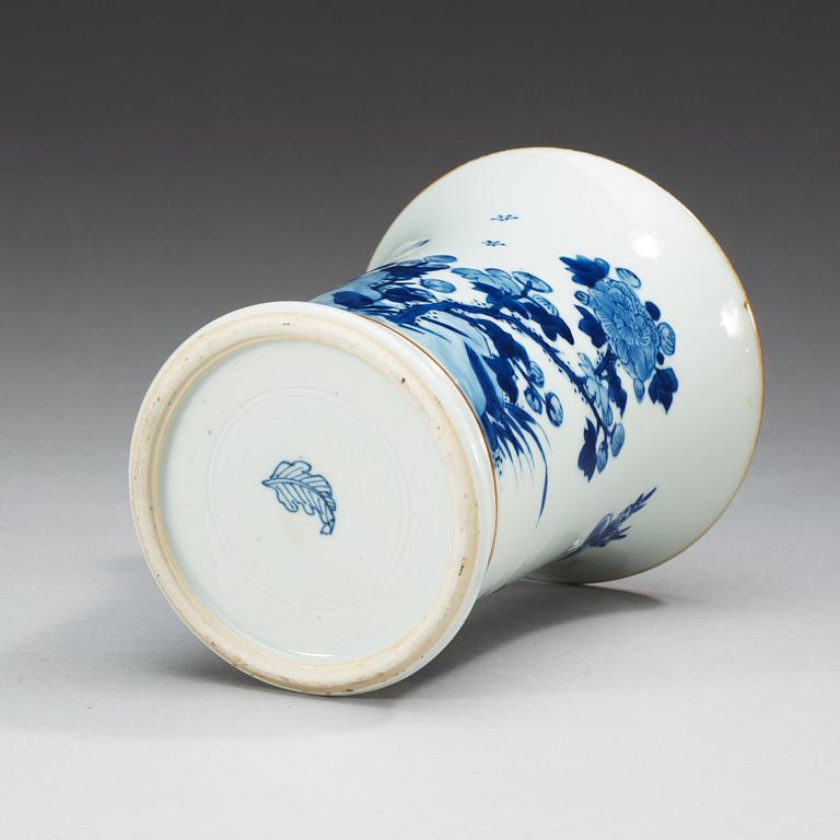 A blue and white brush pot, Qing dynasty, Kangxi (1662-1722).