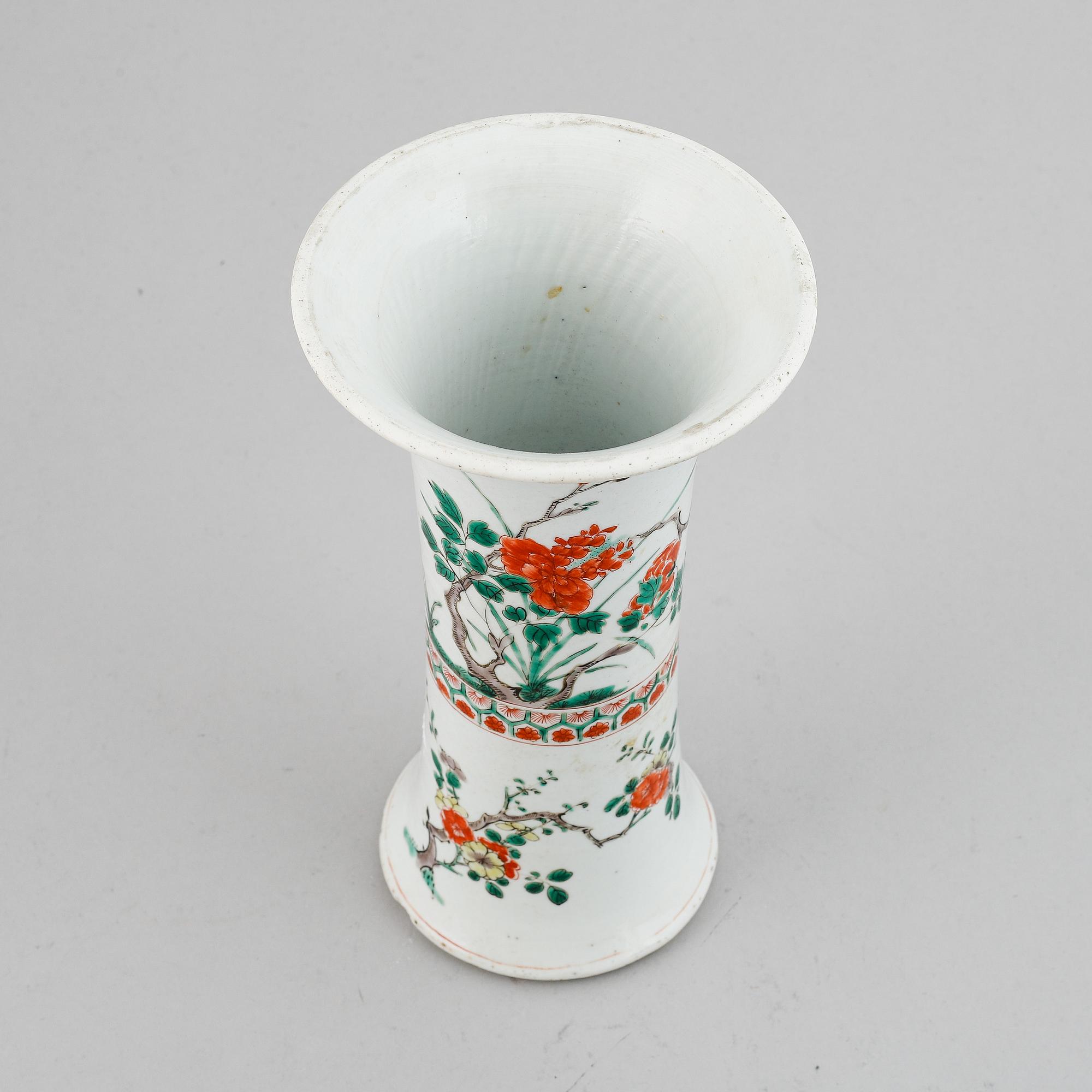 Trumpetvas, porslin. Qingdynastin, Kangxi (1662-1722).