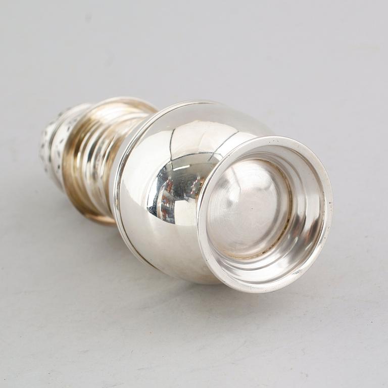 SOCKERSTRÖARE, silver, Walker & Hall, London 1931. Vikt ca 195 gram.