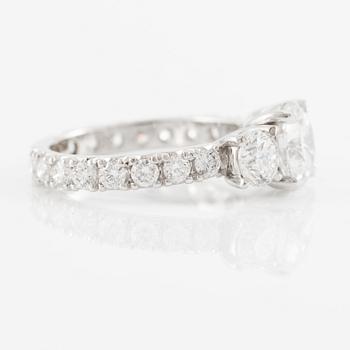 Ring, trestensring, 18K vitguld med briljantslipade diamanter.