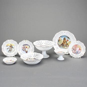 SERVISDELAR, 18 st, porslin, efter Jenny Nyström, utgiven av Kalmar Läns Museum, 1900-talets andra hälft.