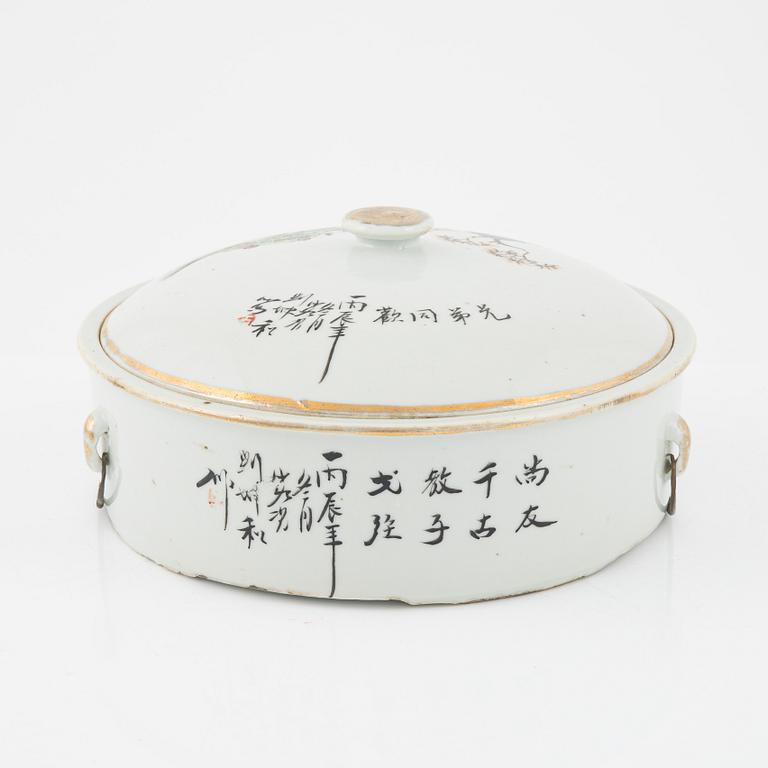 A Chinese tureen with cover, 20th Century.