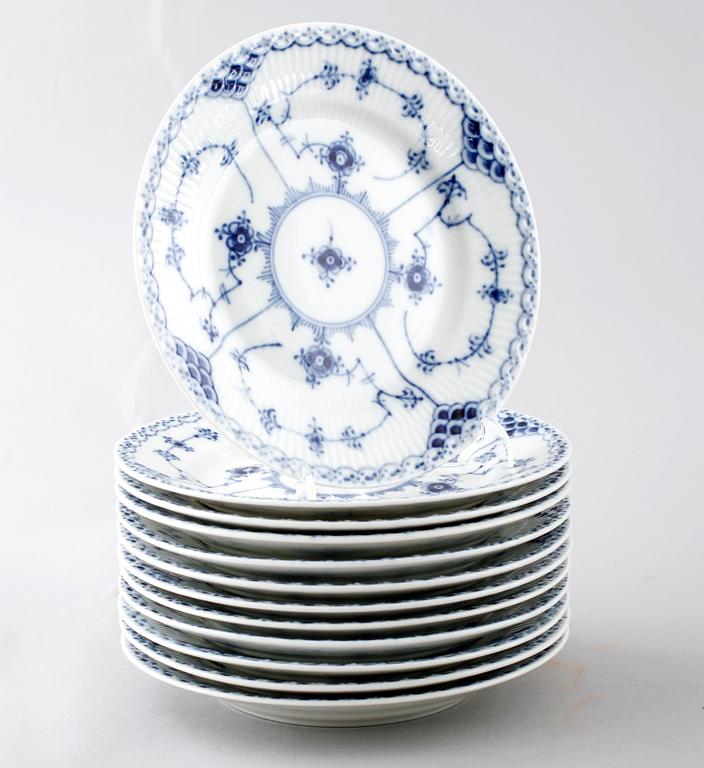43 pieces of porcelain tableware from Royal Copenhagen, model "Musselmalet",second half of the 20th century.